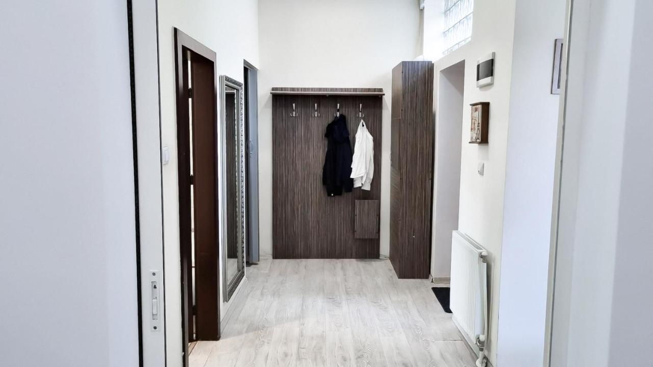 Simi Central Apartment Oradea Bagian luar foto